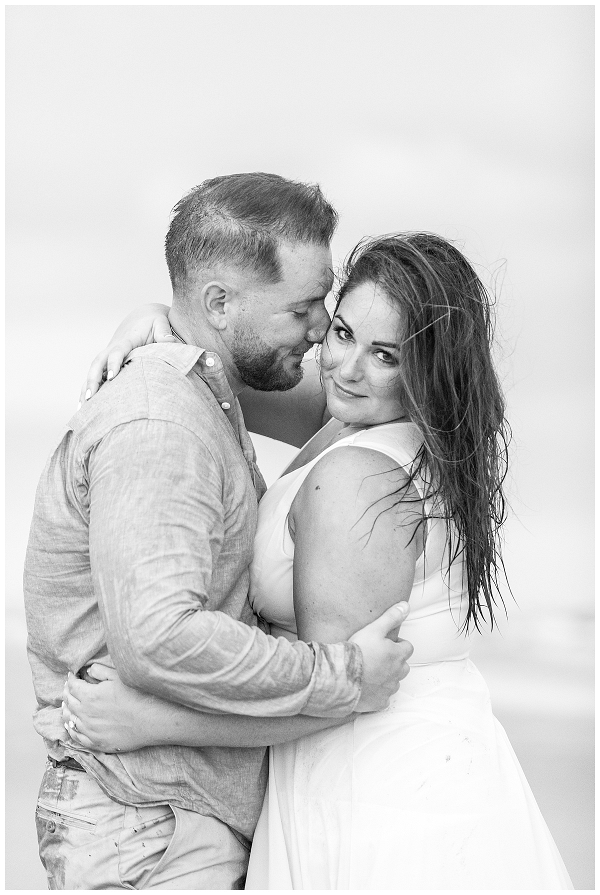 romantic couples photo in black and white